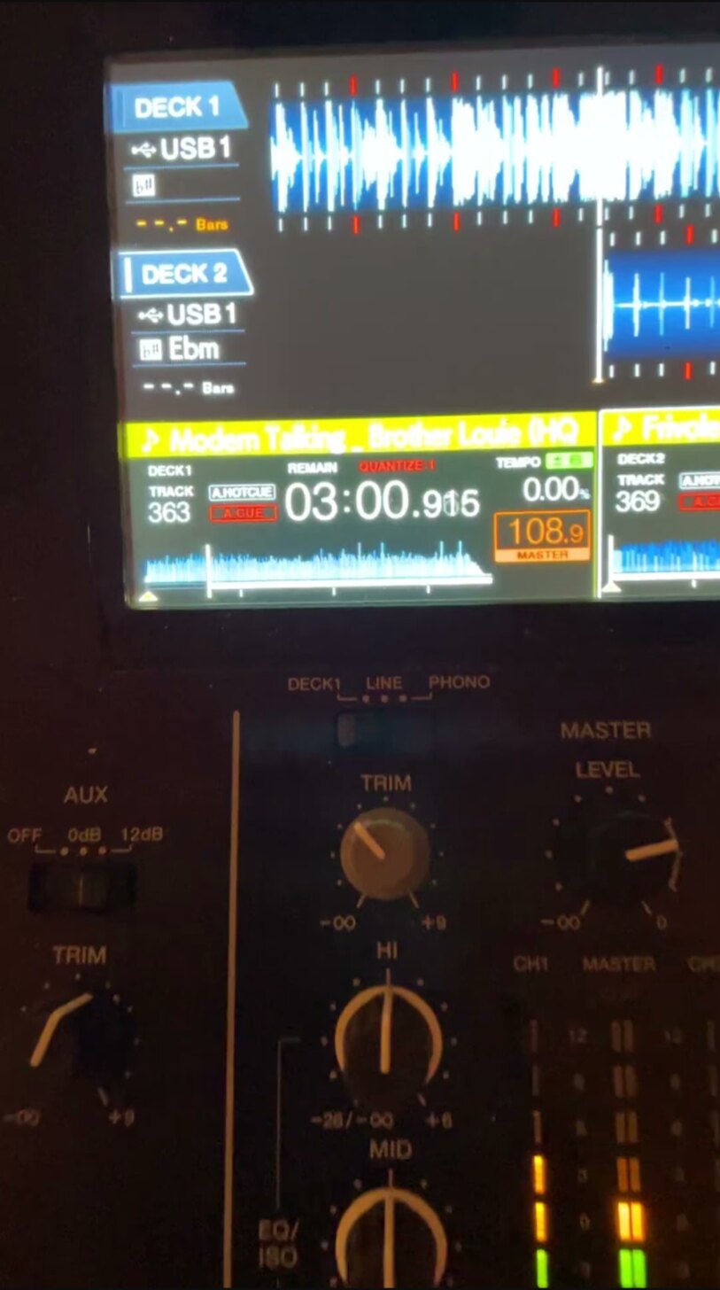 CDJ screens mid-set
